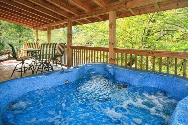 Outdoor dining - RIVER FALLS CABIN!- TROUT STREAM - 25 MIN TO GATLINBURG - 7 MIN TO NATIONAL PARK (Cosby)