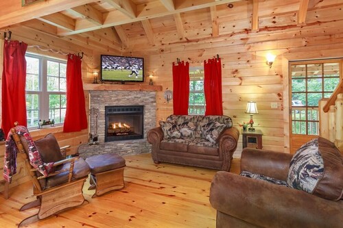 COME STAY AT ROMANTIC RIVER FALLS CABIN!- TROUT STREAM-25 MIN TO GATLINBURG!