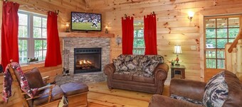 COME STAY AT ROMANTIC RIVER FALLS CABIN!- TROUT STREAM-25 MIN TO GATLINBURG!