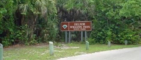 Skilt for Delnor Wiggins Pass State Park.