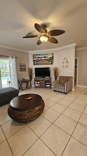 Älytelevisio, videopelejä, DVD-soitin, kirjoja