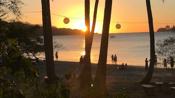 Plage à proximité, chaises longues, serviettes de plage