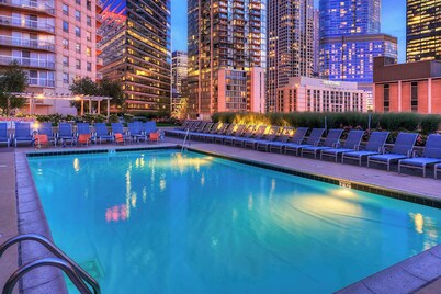51st Floor MagMile Penthouse Views Balcony Pool