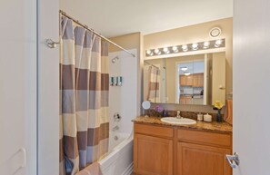 Dusj, hårføner og håndklær