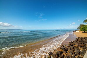 Beach nearby, sun loungers, beach towels -  MAUI OCEAN VIEW 2 bed 2 bath with Air Conditioning (Kihei)