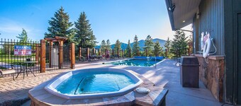 2BR Rockies Condo | Walk to Gondola | Pool and Hot Tubs!
