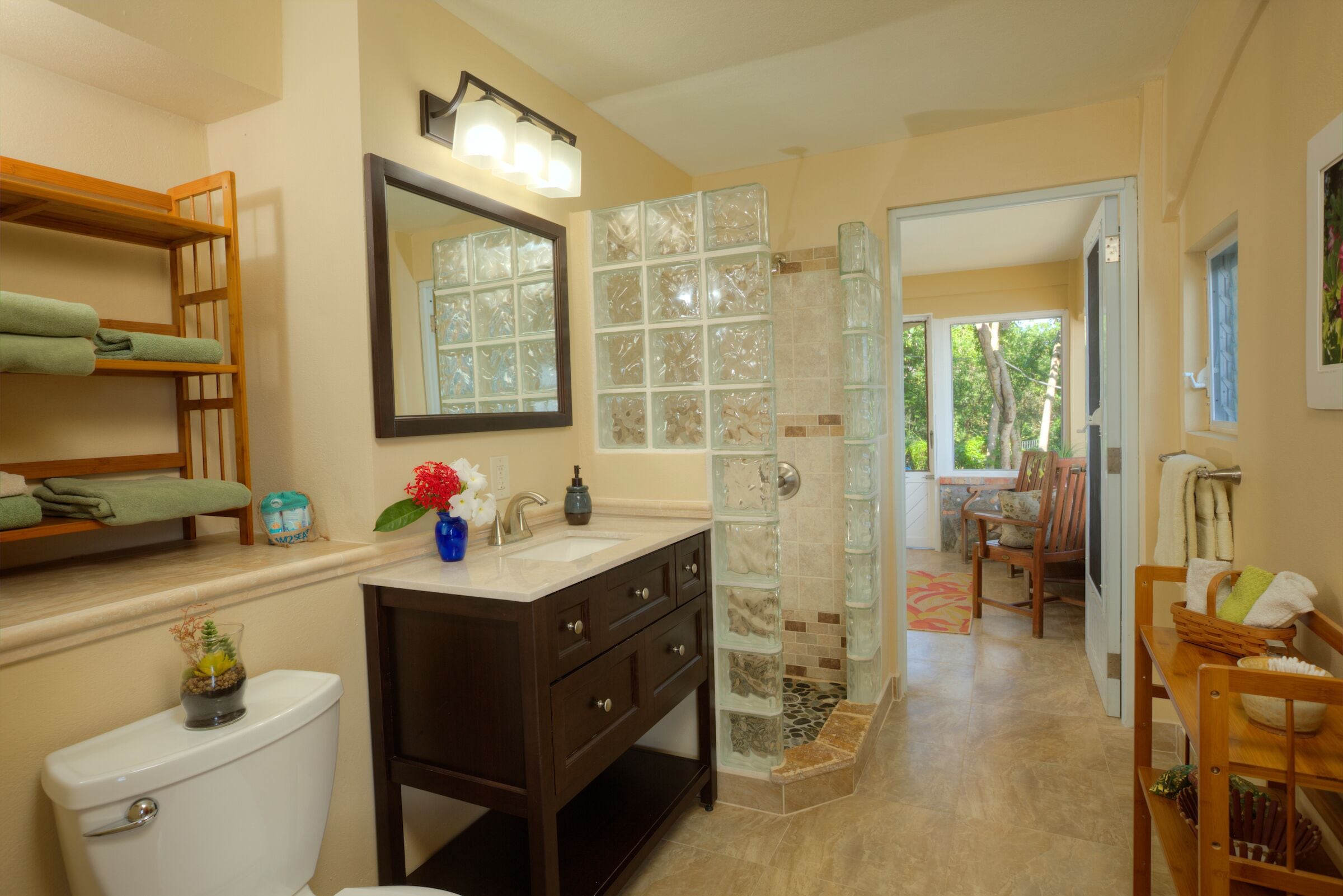 Dusch, hårtork, handdukar och tvål