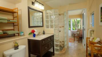 Dusche, Haartrockner, Handtücher, Seife