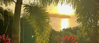 Couples Retreat, Sweeping VIEWS, Kayaks Await at the Beach!