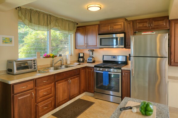 Coffee/tea maker, fridge, microwave, oven - Couples Retreat, Sweeping VIEWS, Kayaks Await at the Beach! (St. John)