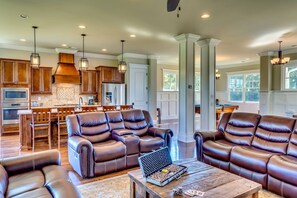 TV - 2nd House Built For Groups - 4 Suites, 8 Beds, WOW (Prattville)