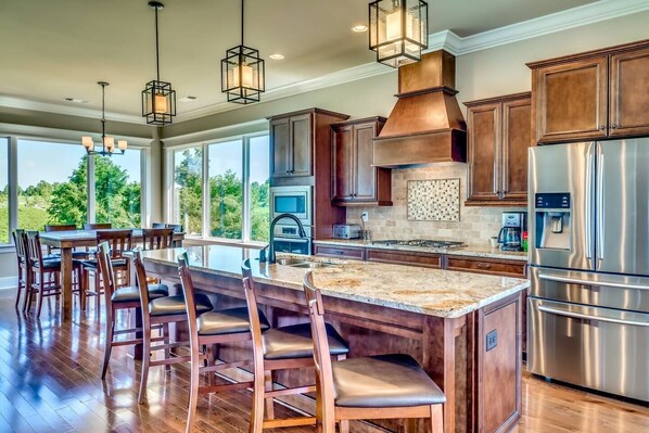 Fridge, microwave, oven, stovetop - 2nd House Built For Groups - 4 Suites, 8 Beds, WOW (Prattville)