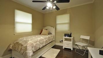 2 Schlafzimmer, Zimmersafe, Schreibtisch, Bügeleisen/Bügelbrett