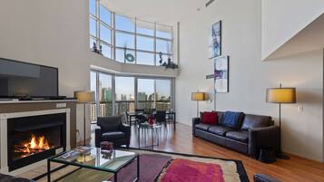 Een televisie, een open haard en een kantoor