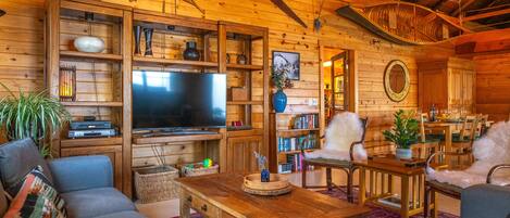 Smart TV, fireplace, DVD player, table tennis