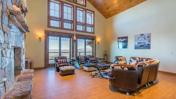 Televisión, chimenea, reproductor de DVD