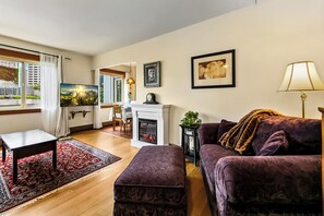 Een smart-tv, een open haard, boeken en een filmbibliotheek