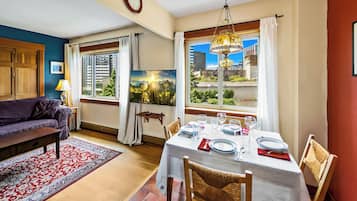 Smart TV, fireplace, books, video library