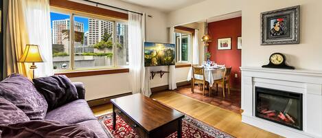 TV connectée, cheminée, livres, vidéothèque