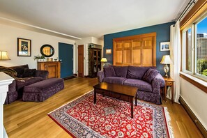 Een smart-tv, een open haard, boeken en een filmbibliotheek