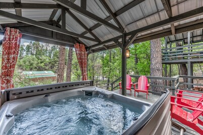 Retro Riverfront MidTown Cabin- !HOT TUB, Riverview Deck PET