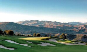 Golf - Newly Remodeled Luxury Vail Valley Condo 3 BR/3 Bath Private Ski Shuttle (Avon)