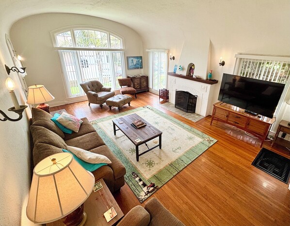 Smart TV, fireplace, DVD player, books