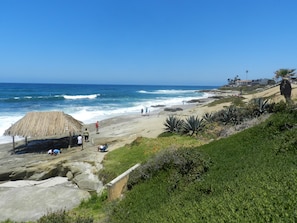Una playa cerca, sillas reclinables de playa, toallas de playa
