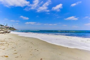 Beach nearby, sun loungers, beach towels