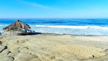Beach nearby, sun loungers, beach towels
