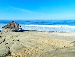 Beach nearby, sun loungers, beach towels