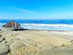 Beach nearby, sun-loungers, beach towels