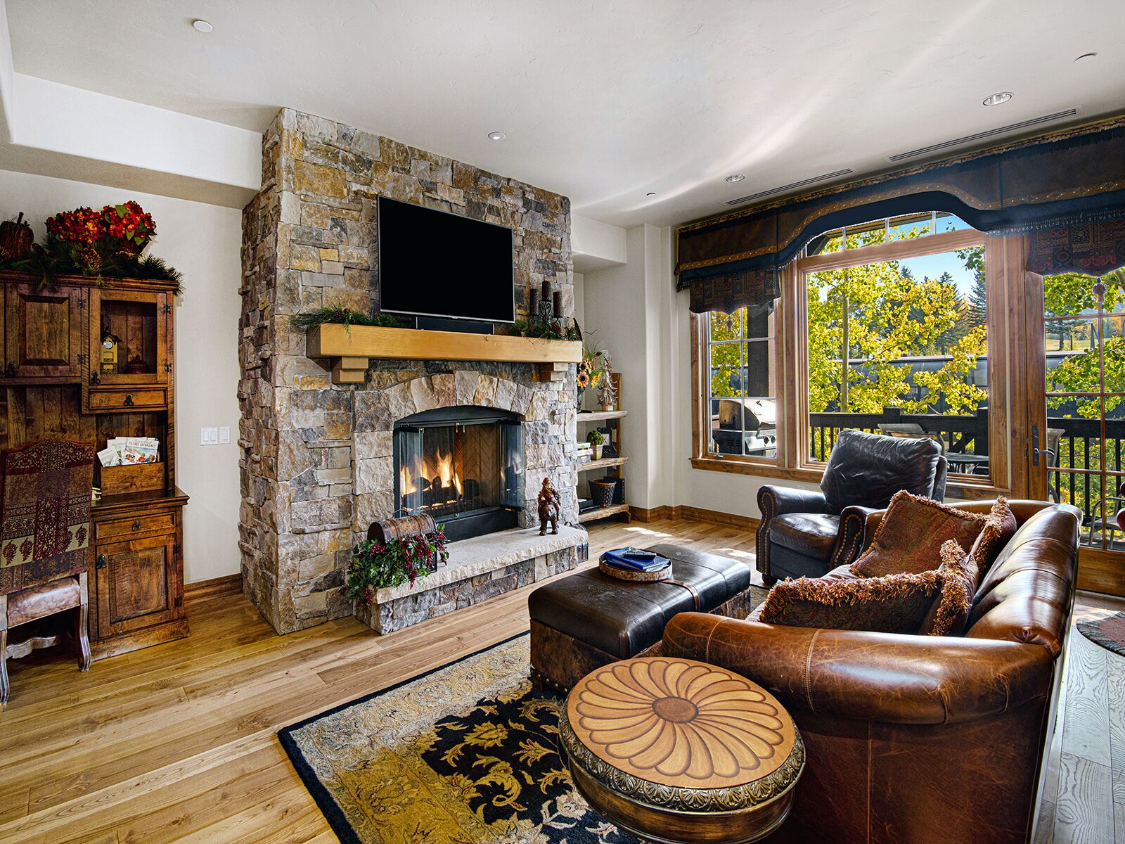 Télévision, cheminée