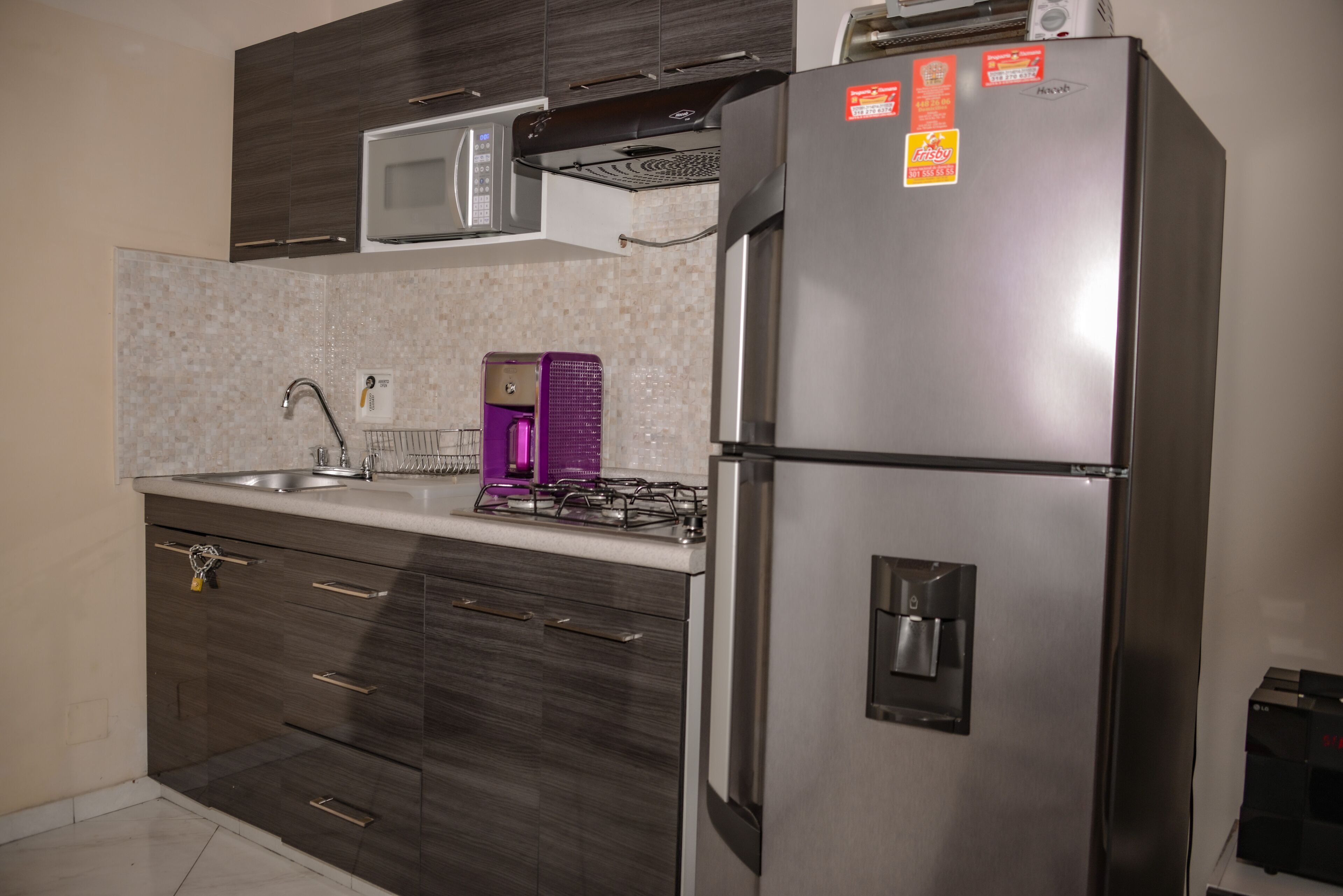 Réfrigérateur, micro-ondes, plaque de cuisson, cafetière/bouilloire