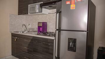 Réfrigérateur, micro-ondes, plaque de cuisson, cafetiÚre/bouilloire