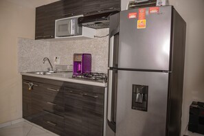 Réfrigérateur, micro-ondes, plaque de cuisson, cafetière/bouilloire