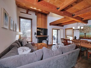 Smart TV, fireplace, DVD player, stereo - 4BD/3BA Northshore Condo Lakeview 2 Master Suites Sleeps up to 8 Great Value (Tahoe City)