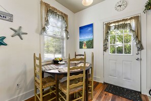Dining - Quaint Cottage, Walk to Beach and Old Town Bay St. Louis (Bay St Louis)