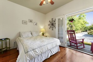 1 bedroom, iron/ironing board, WiFi, bed sheets - Quaint Cottage, Walk to Beach and Old Town Bay St. Louis (Bay St Louis)