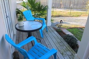 Outdoor dining - Quaint Cottage, Walk to Beach and Old Town Bay St. Louis (Bay St Louis)