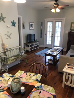 Smart TV - Quaint Cottage, Walk to Beach and Old Town Bay St. Louis (Bay St Louis)