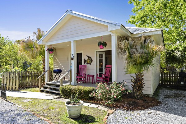Exterior - Quaint Cottage, Walk to Beach and Old Town Bay St. Louis (Bay St Louis)