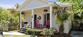 Quaint Cottage, Walk to Beach and Old Town Bay St. Louis