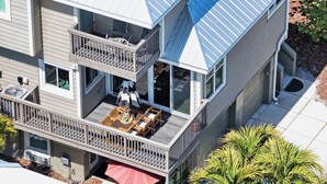 Ein mehrstöckiges Wohngebäude mit Balkon, Außenbereich und Garage.