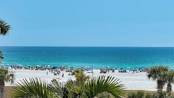 Sulla spiaggia, lettini da mare