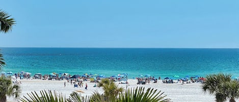 ビーチ、サンラウンジャー