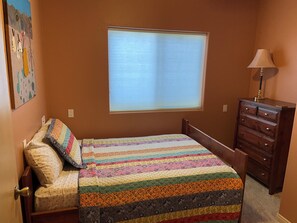 4 Schlafzimmer, Schreibtisch, Bügeleisen/Bügelbrett, Reisekinderbett