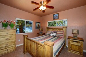 4 makuuhuonetta, työpöytä, silitysrauta/-lauta, vauvan matkasänky