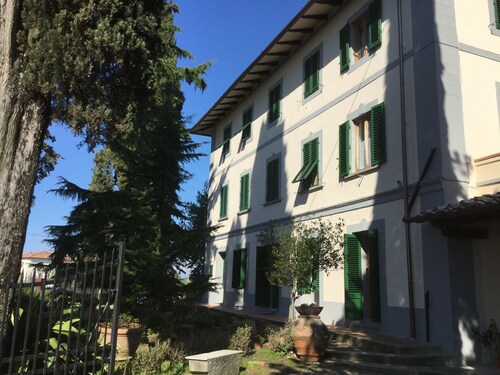 Villa between Florence  Siena and Pisa. 1 km to village.  A/C in all rooms-Wi Fi