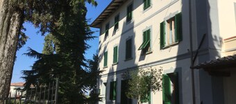 Villa between Florence  Siena and Pisa. 1 km to village.  A/C in all rooms-Wi Fi